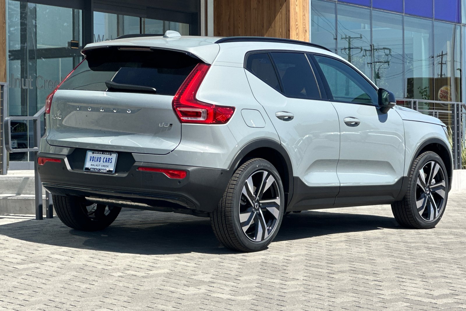 2025 Volvo XC40 Plus photo 2