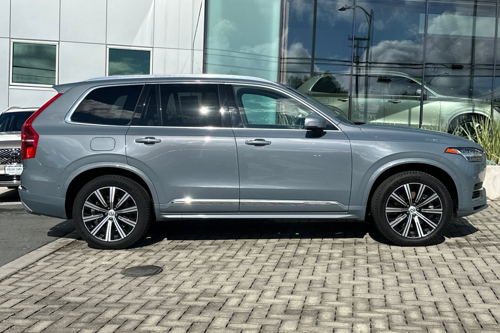 2021 Volvo XC90 Recharge Plug-In Hybrid T8 Inscription 6 Passenger photo 2