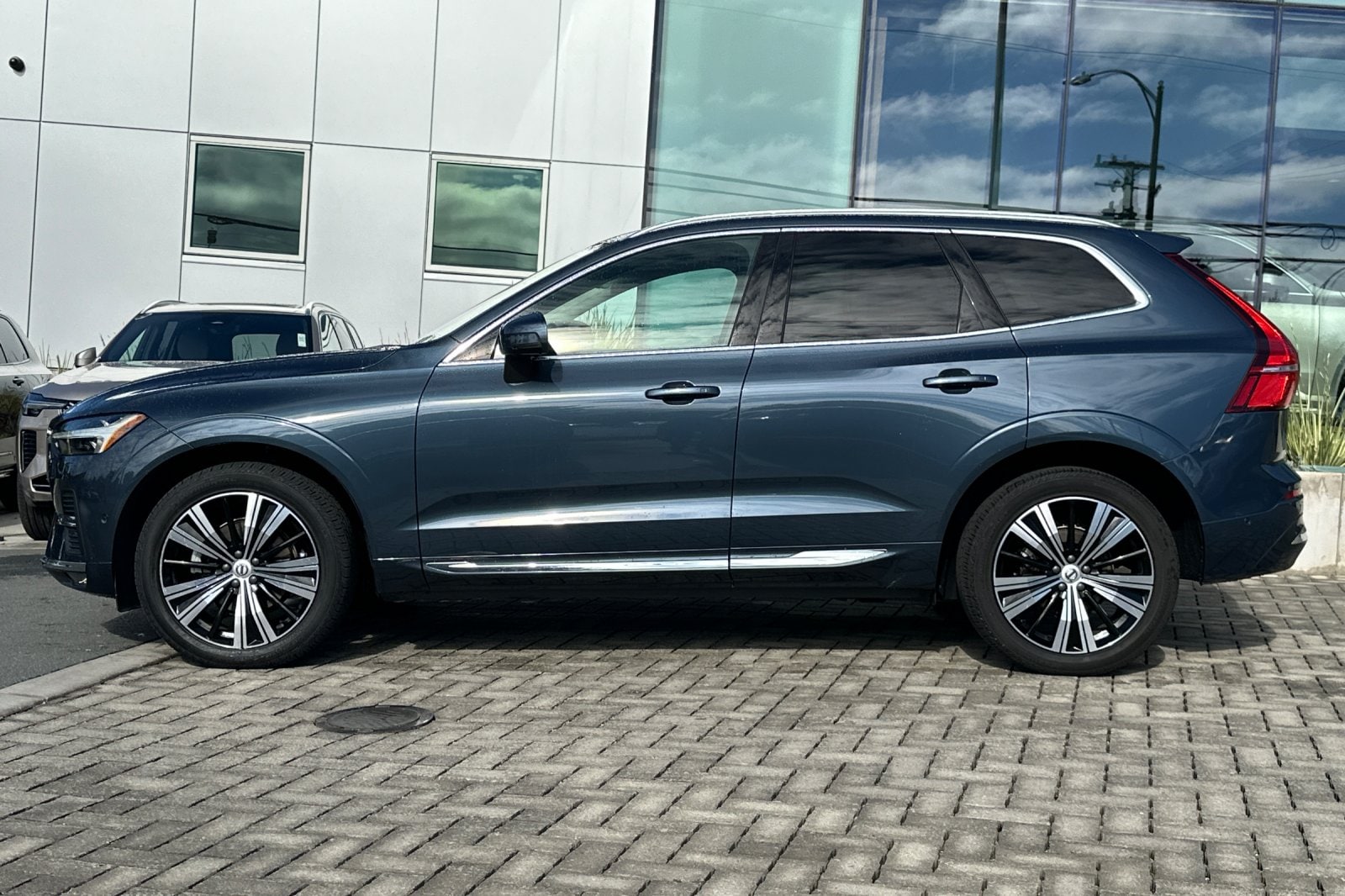 2023 Volvo XC60 B5 AWD Ultimate Bright photo 6