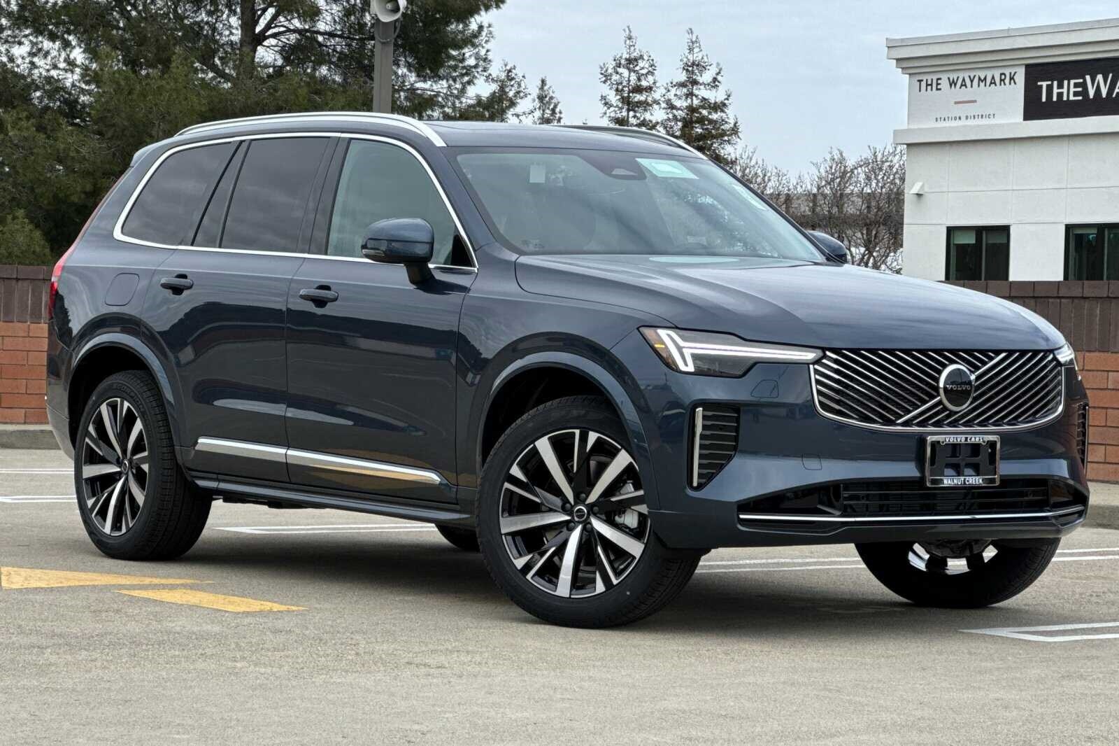 2025 Volvo XC90 Core photo 2