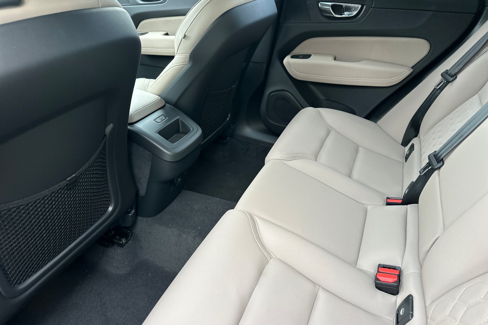 2026 Volvo XC60 Plus - Photo 12