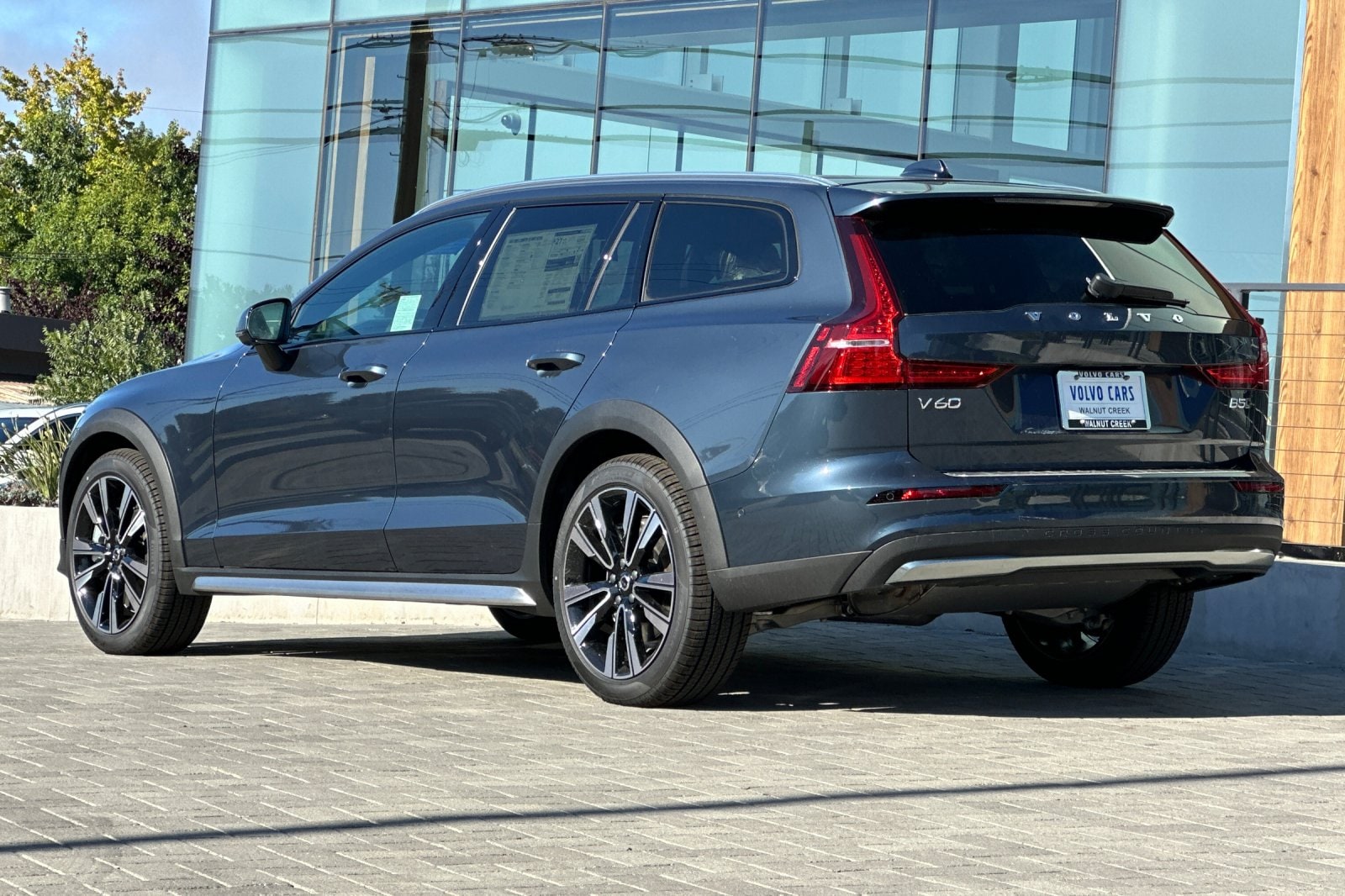 2025 Volvo V60 Cross Country B5 Ultra photo 5