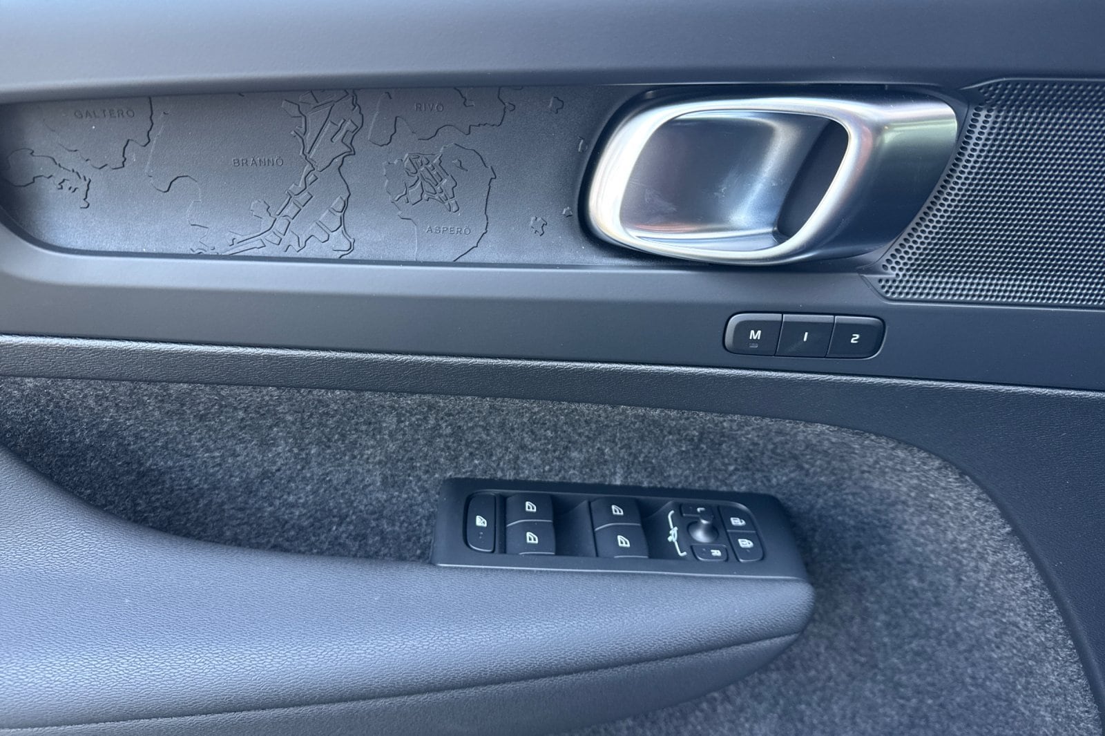 2025 Volvo EX40 Core - Photo 11