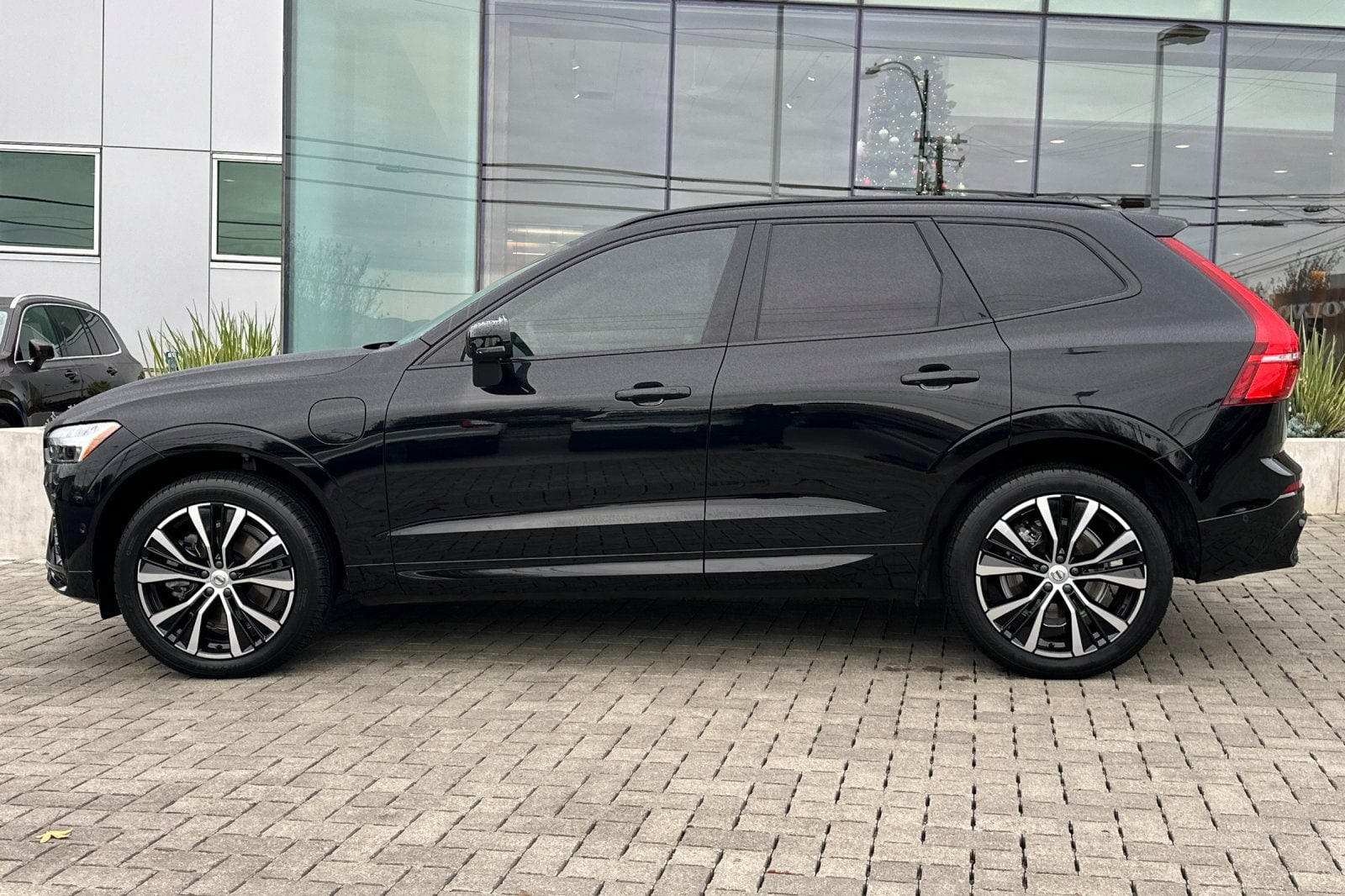2023 Volvo XC60 Recharge Plug-In Hybrid Plus Dark photo 6