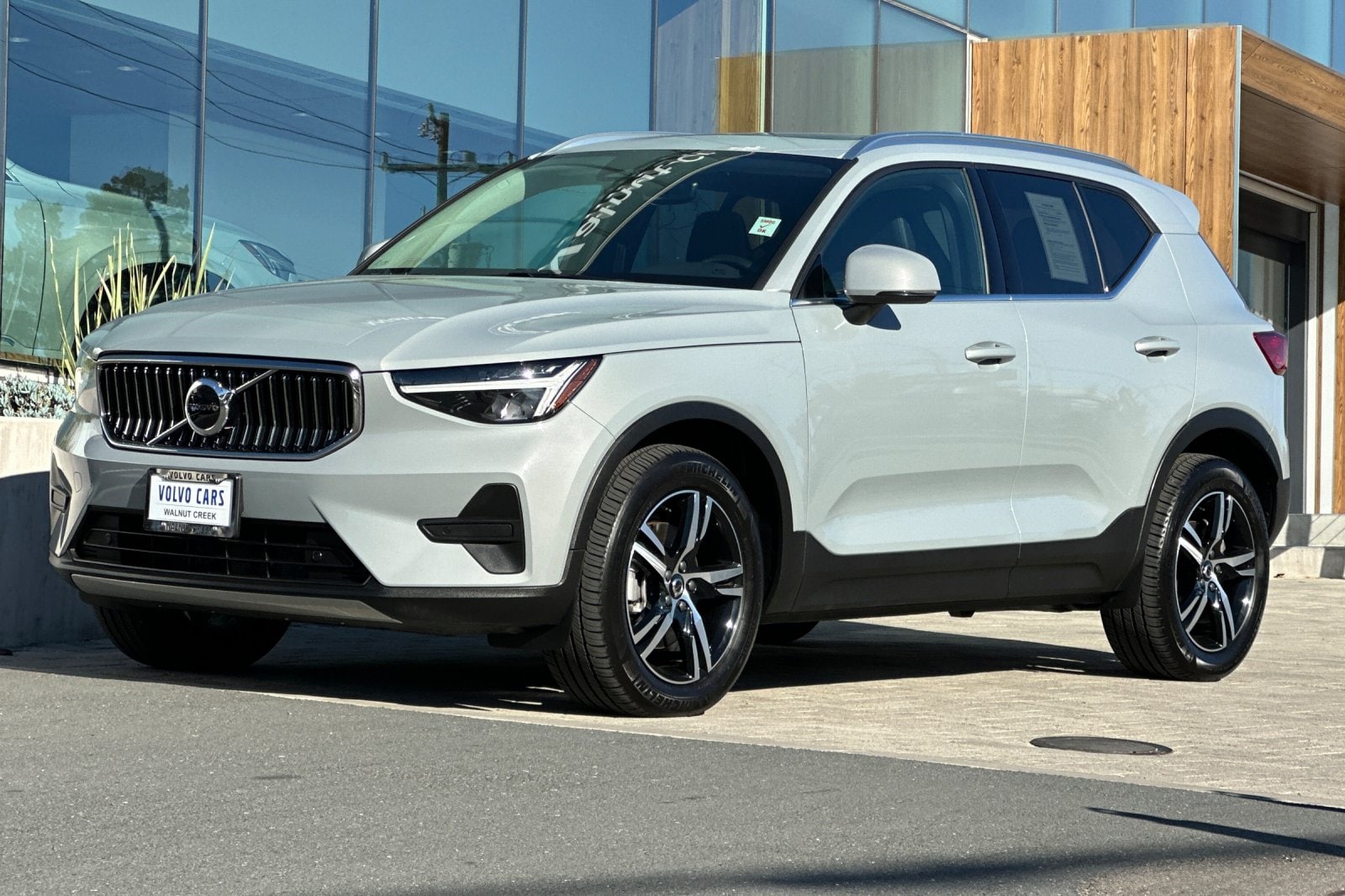 2025 Volvo XC40 B5 Core Bright Theme photo 3