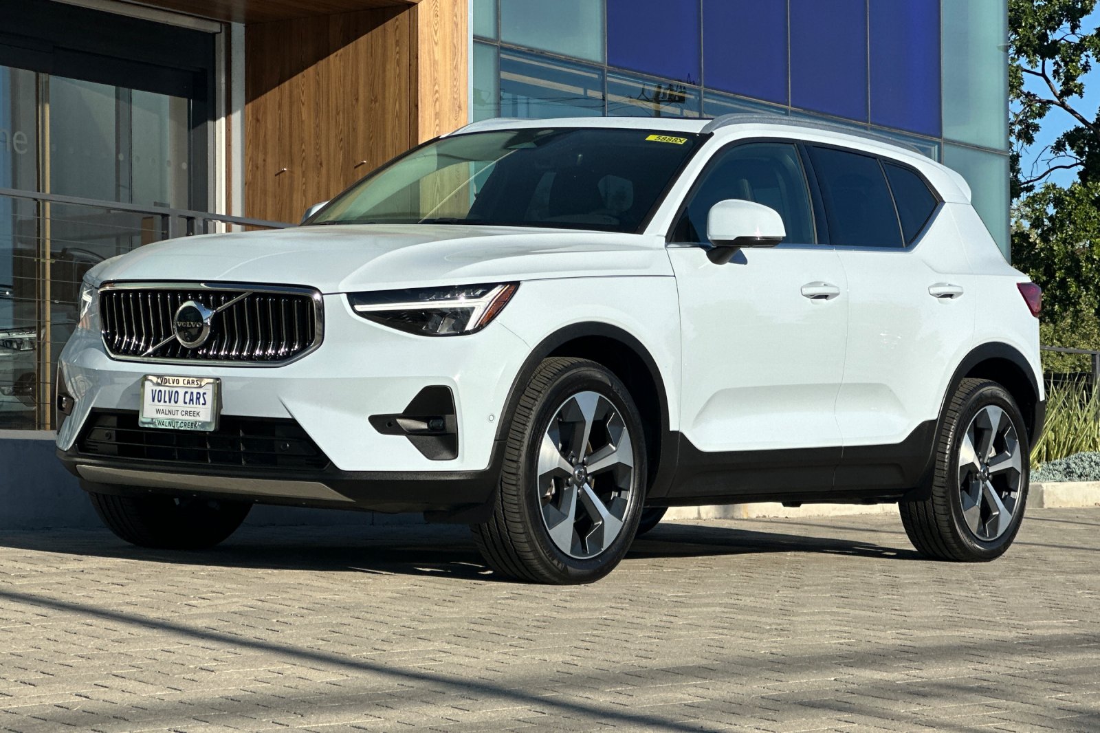 2025 Volvo XC40 B5 Plus Bright Theme photo 3