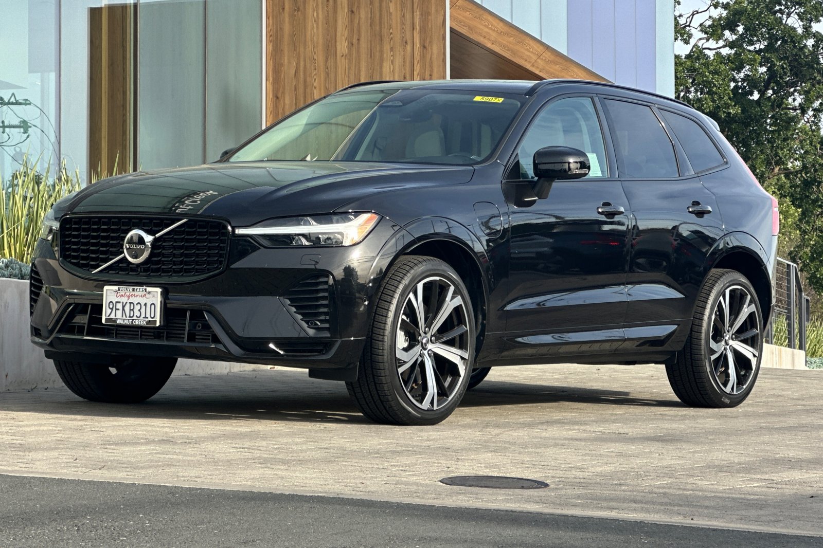 2023 Volvo XC60 Recharge Plug-In Hybrid Ultimate Dark photo 3
