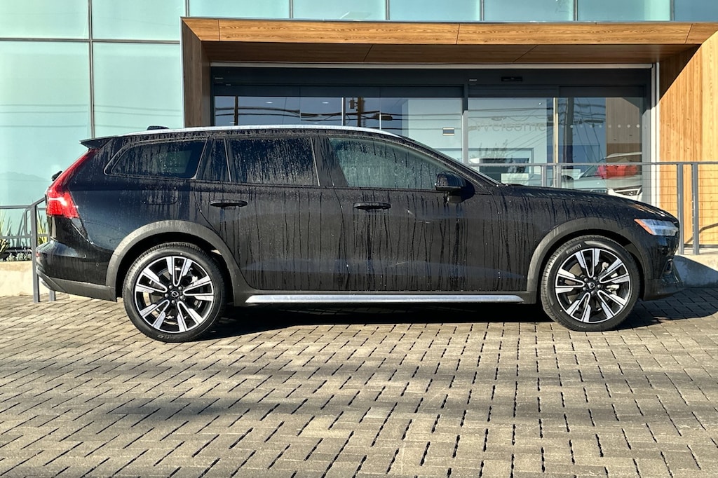 2024 Volvo V60 Cross Country B5 Ultimate photo 3