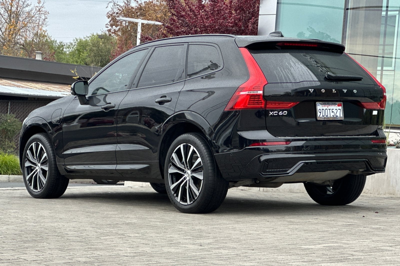 2023 Volvo XC60 Recharge Plug-In Hybrid Plus Dark photo 5