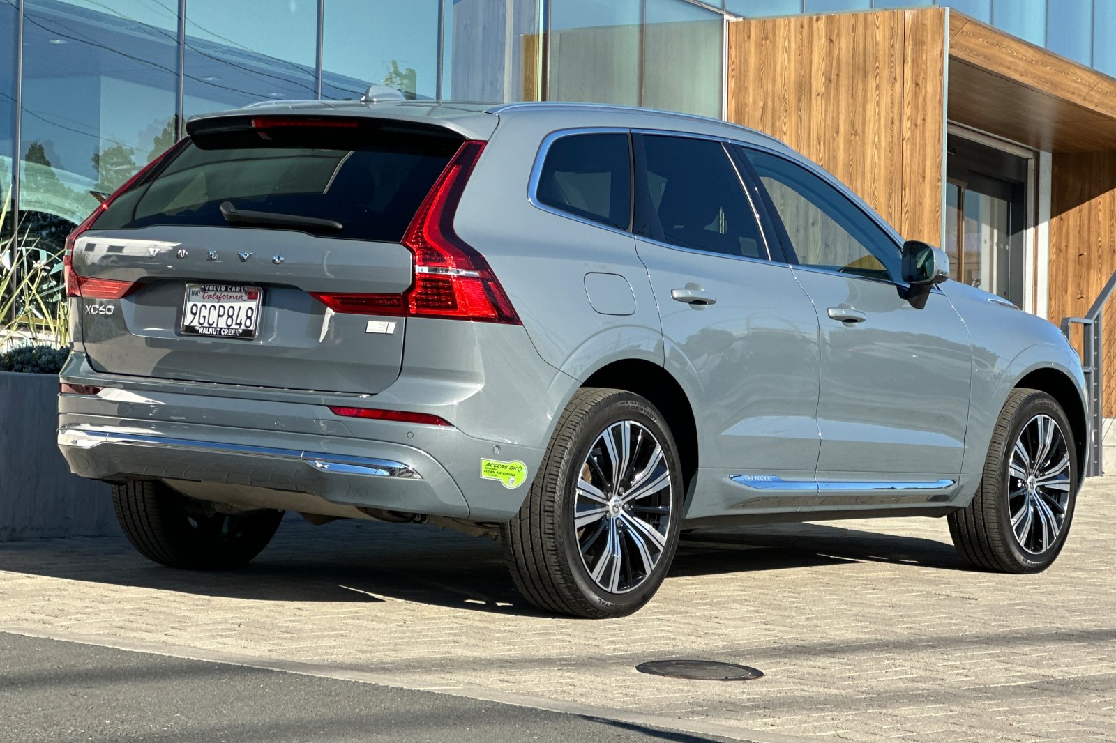 2023 Volvo XC60 Recharge Plug-In Hybrid Plus Bright photo 4