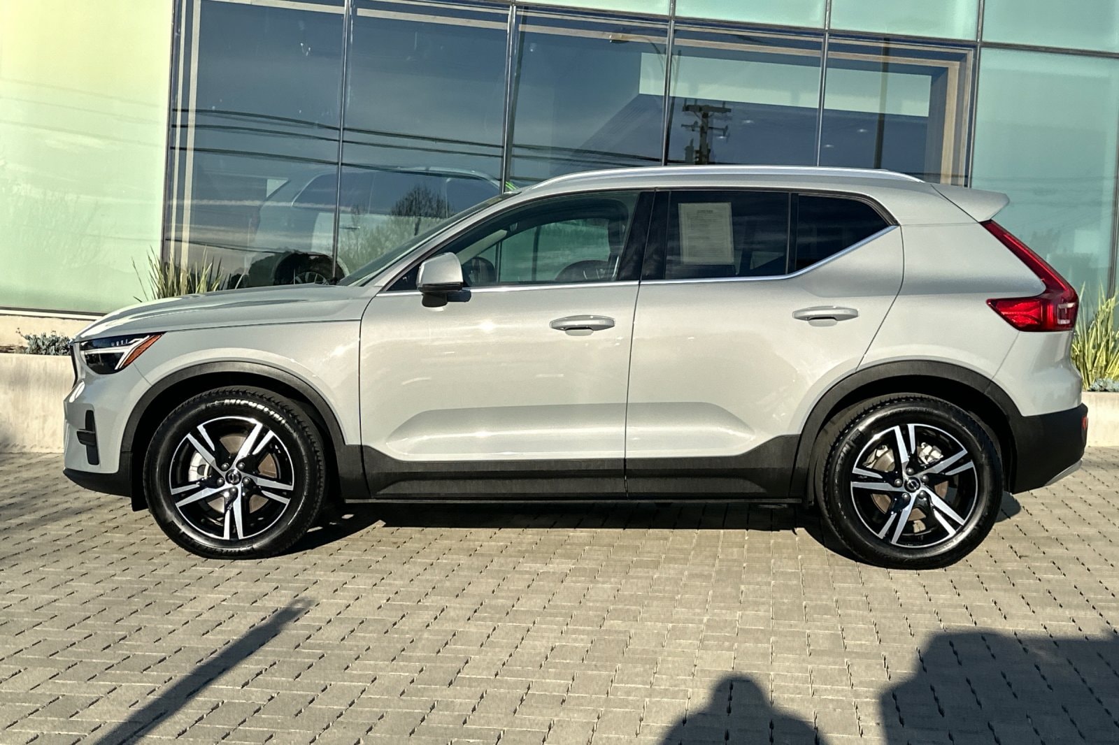 2025 Volvo XC40 B5 Core Bright Theme photo 6