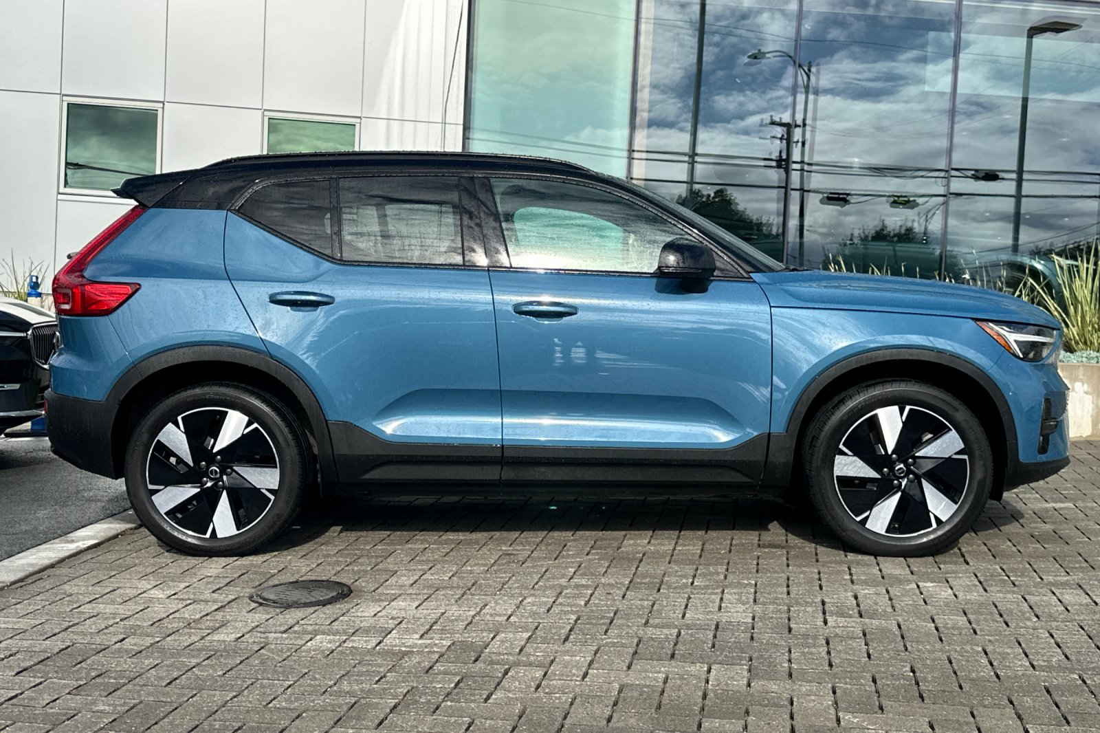 2024 Volvo XC40 Recharge Pure Electric Twin Core photo 2