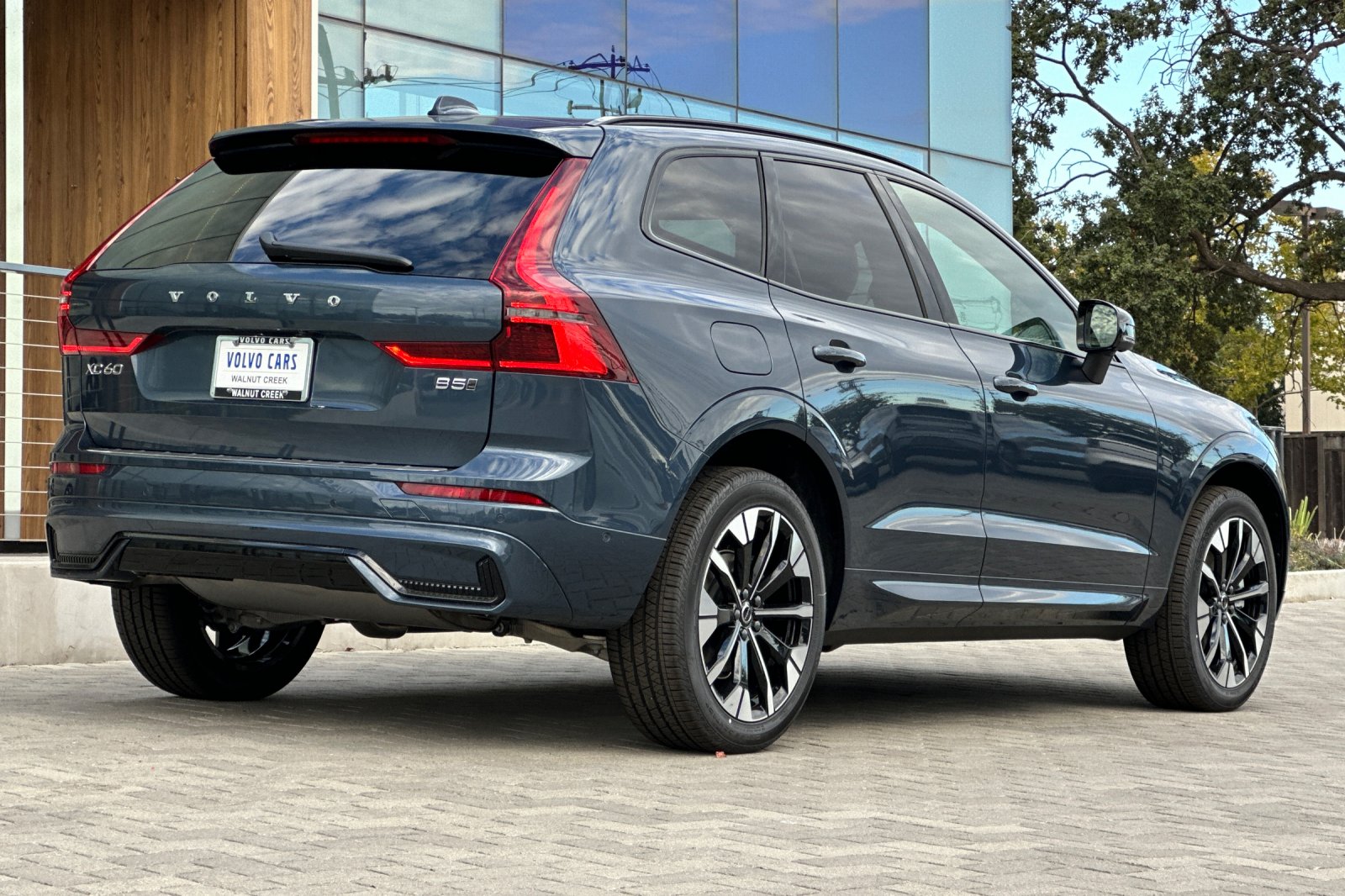 2026 Volvo XC60 B5 Plus photo 4