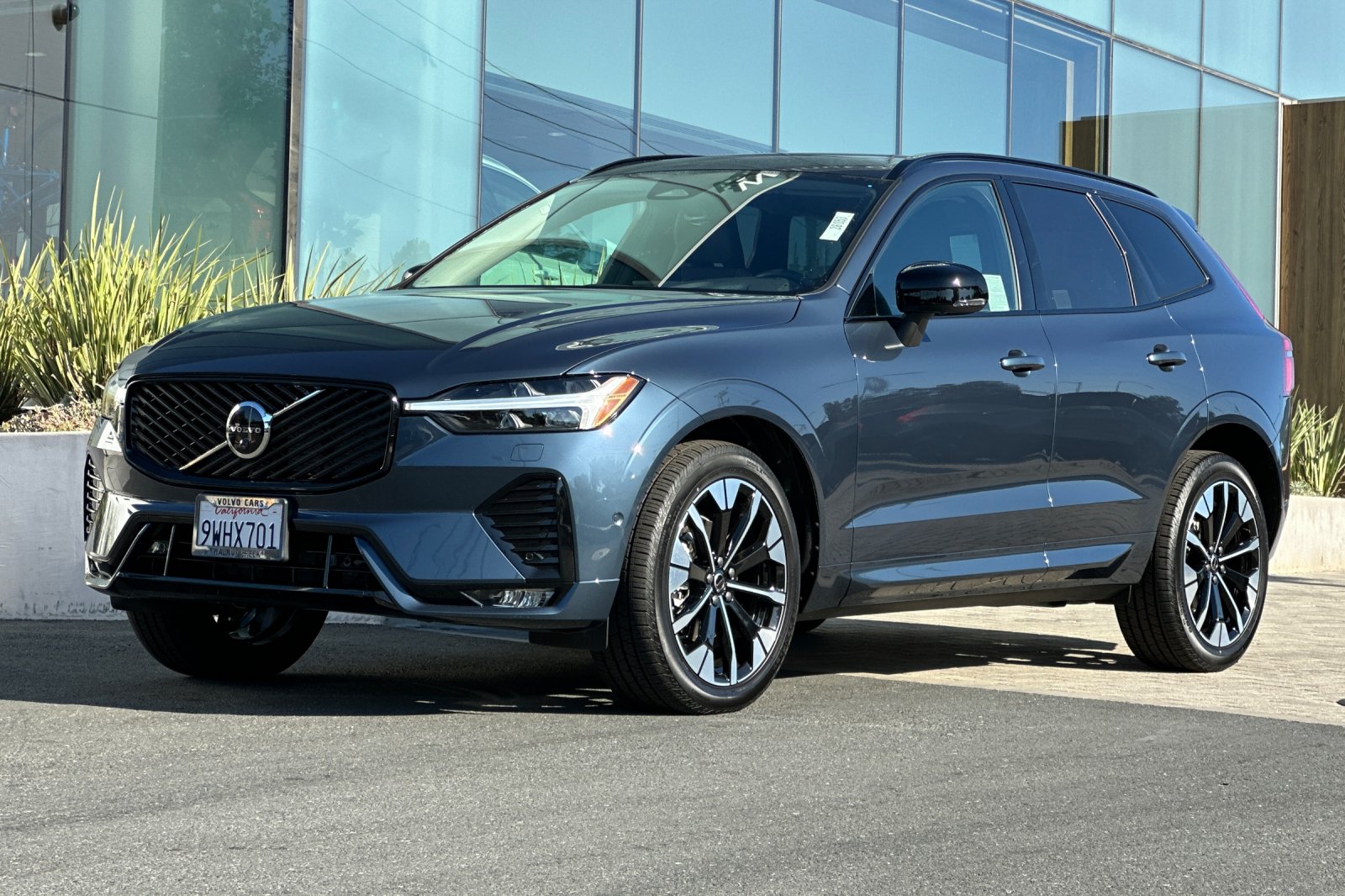 2026 Volvo XC60 Plus - Photo 8