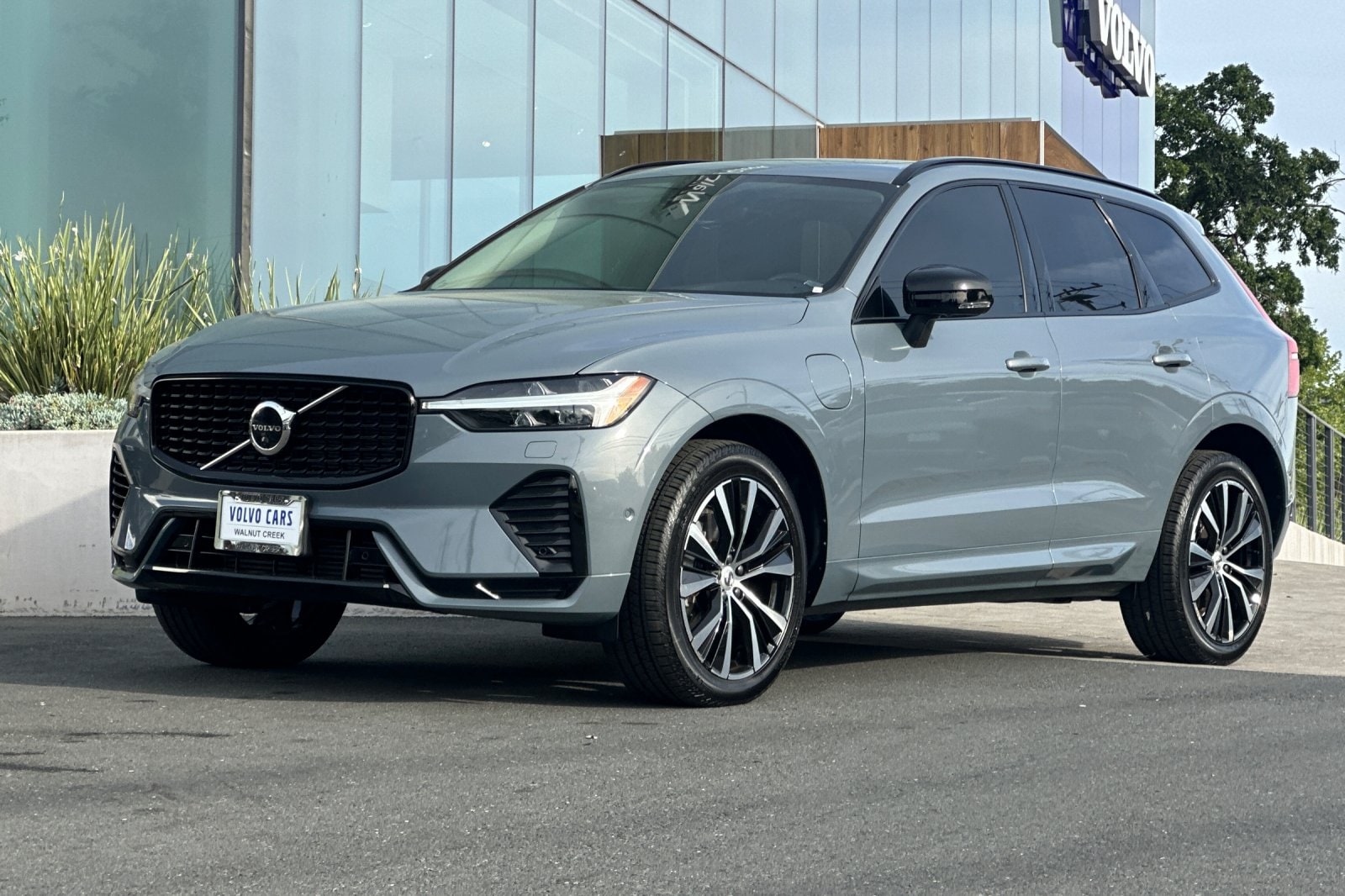 2023 Volvo XC60 Recharge Plug-In Hybrid Plus Dark photo 3