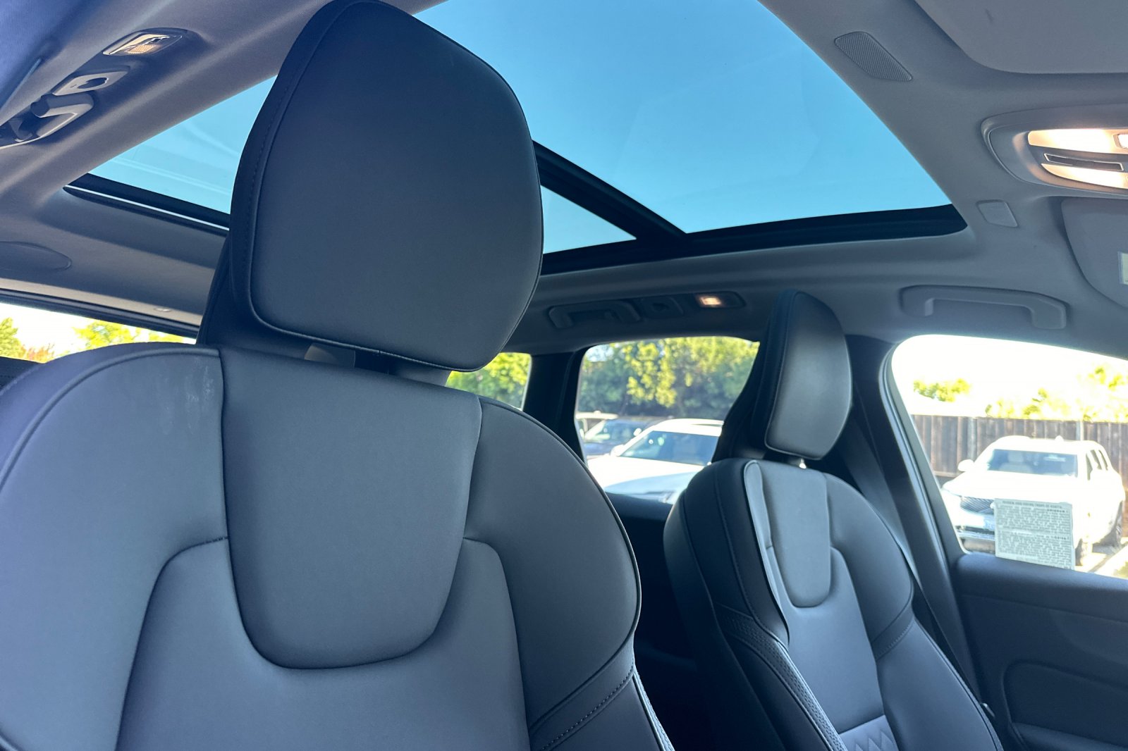 2026 Volvo XC60 Plus - Photo 17