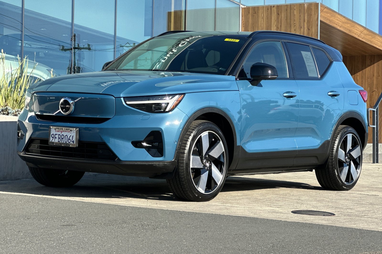 2023 Volvo XC40 Recharge Pure Electric Ultimate photo 3