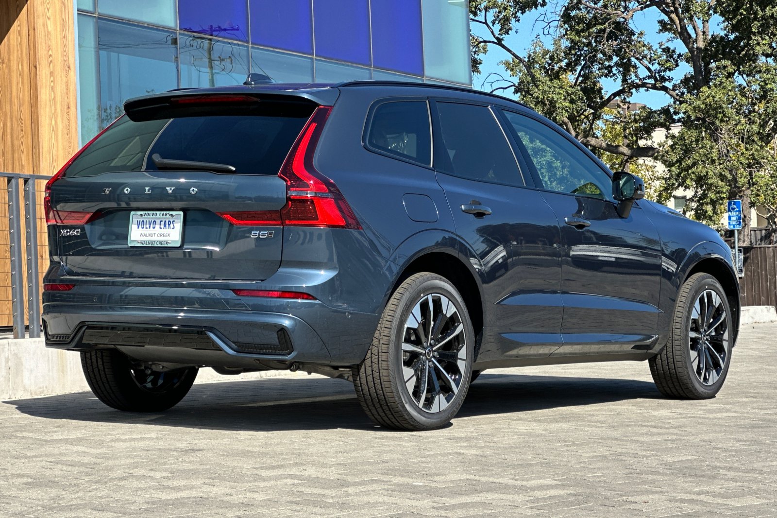 2026 Volvo XC60 B5 Plus photo 2