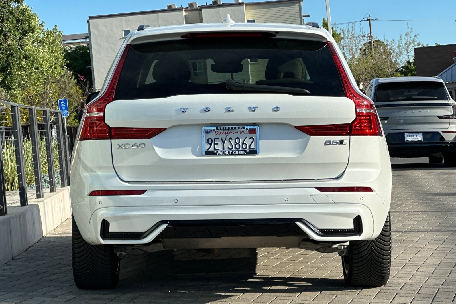 2023 Volvo XC60 B5 AWD Ultimate Dark photo 4