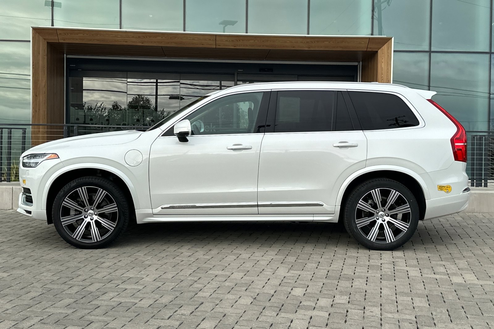 2023 Volvo XC90 Recharge Plug-In Hybrid Core Bright 7-Seater photo 6