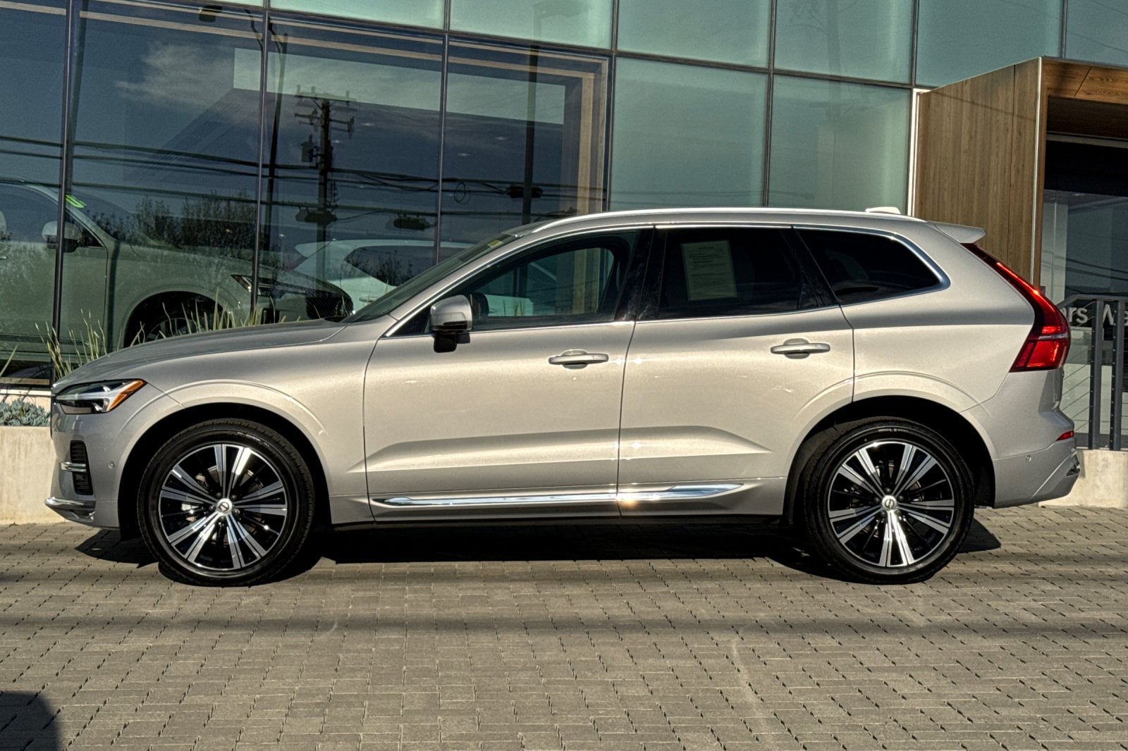 2023 Volvo XC60 B5 FWD Ultimate Bright photo 6