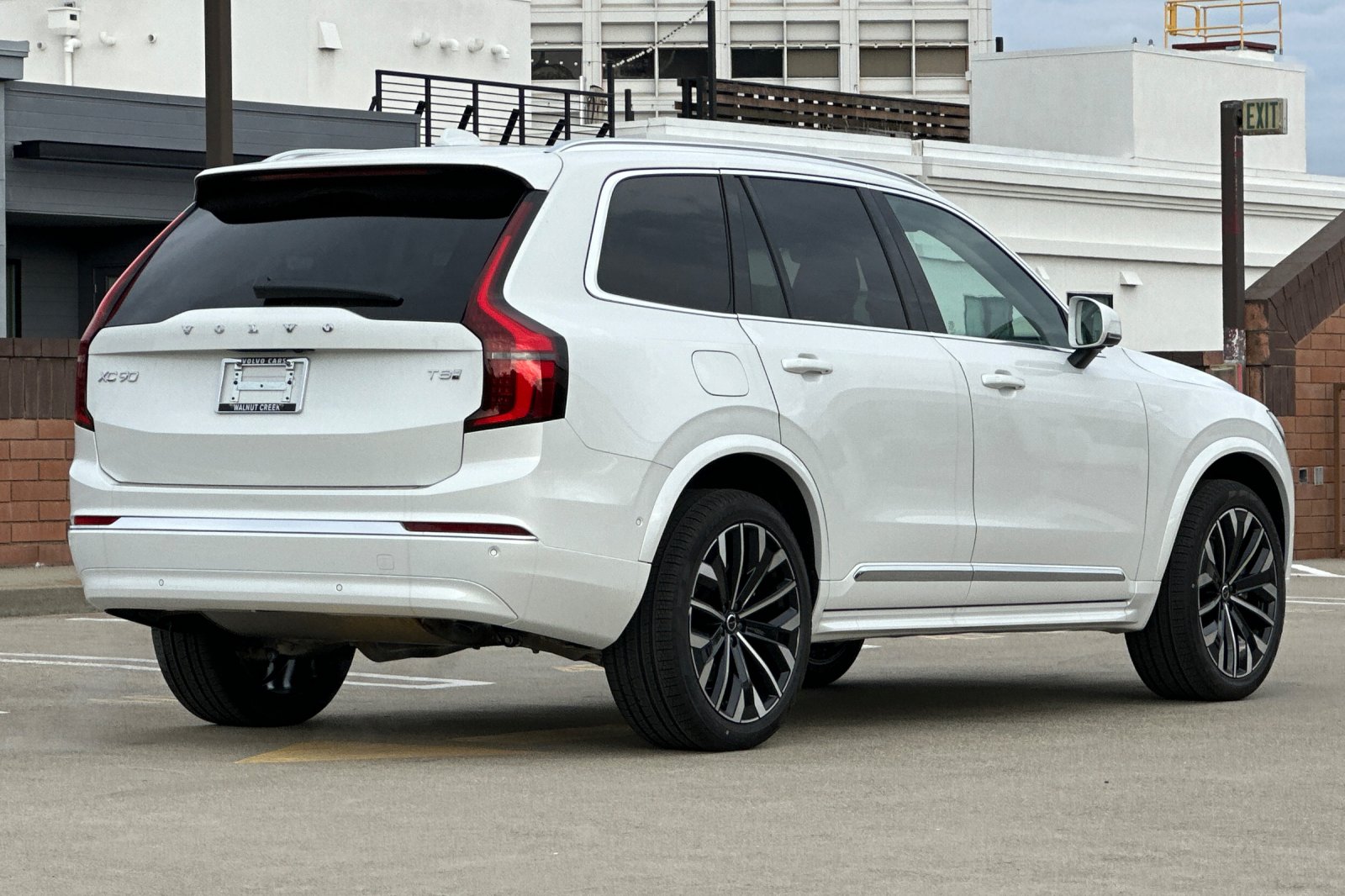 2025 Volvo XC90 T8 Plus photo 4