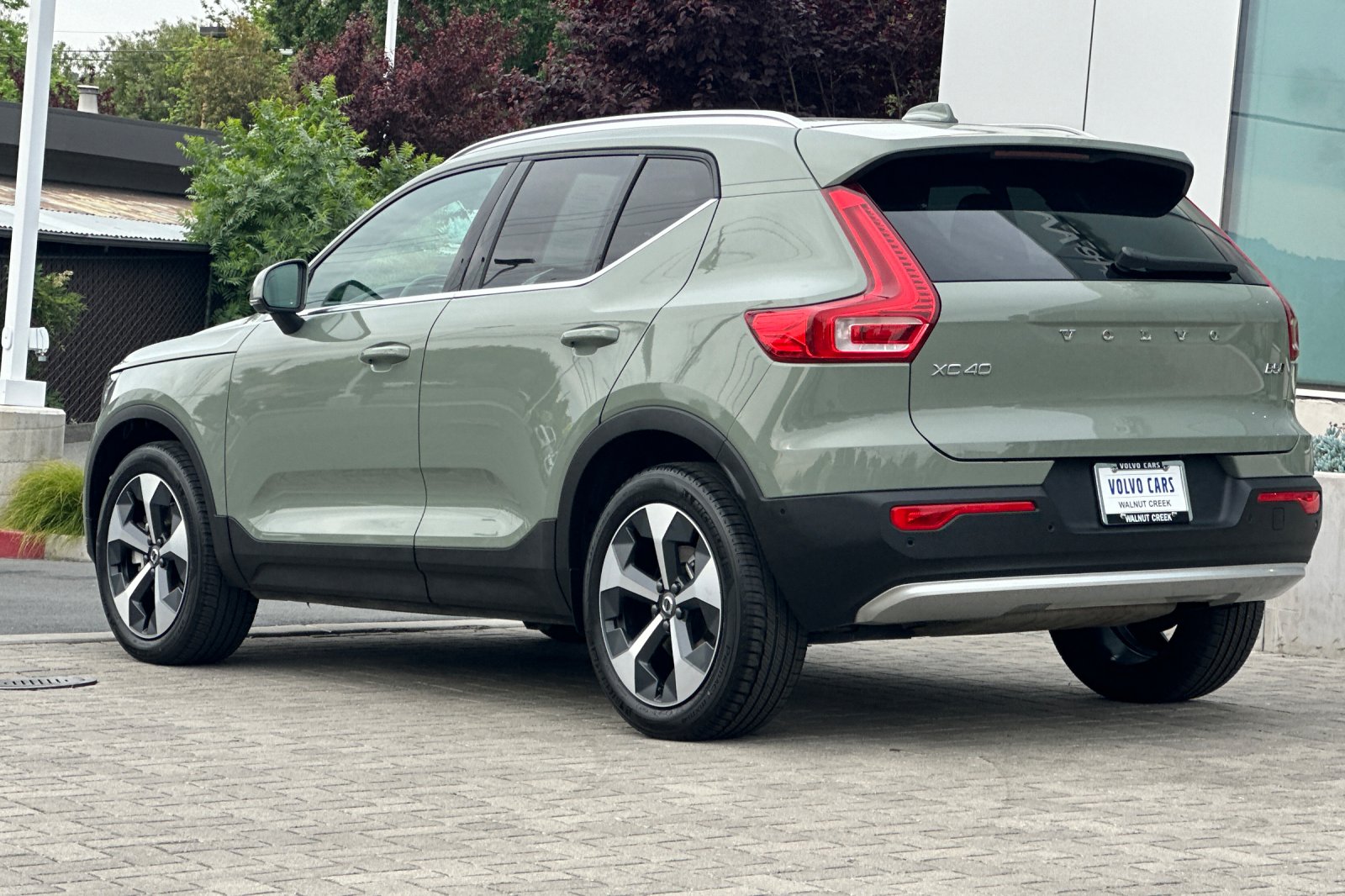 2025 Volvo XC40 B5 Plus Bright Theme photo 5