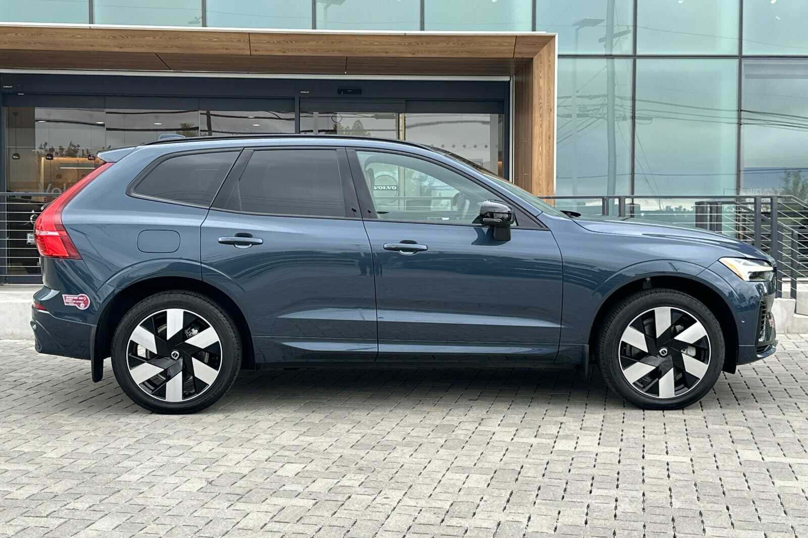 2024 Volvo XC60 Hybrid T8 Ultimate photo 3