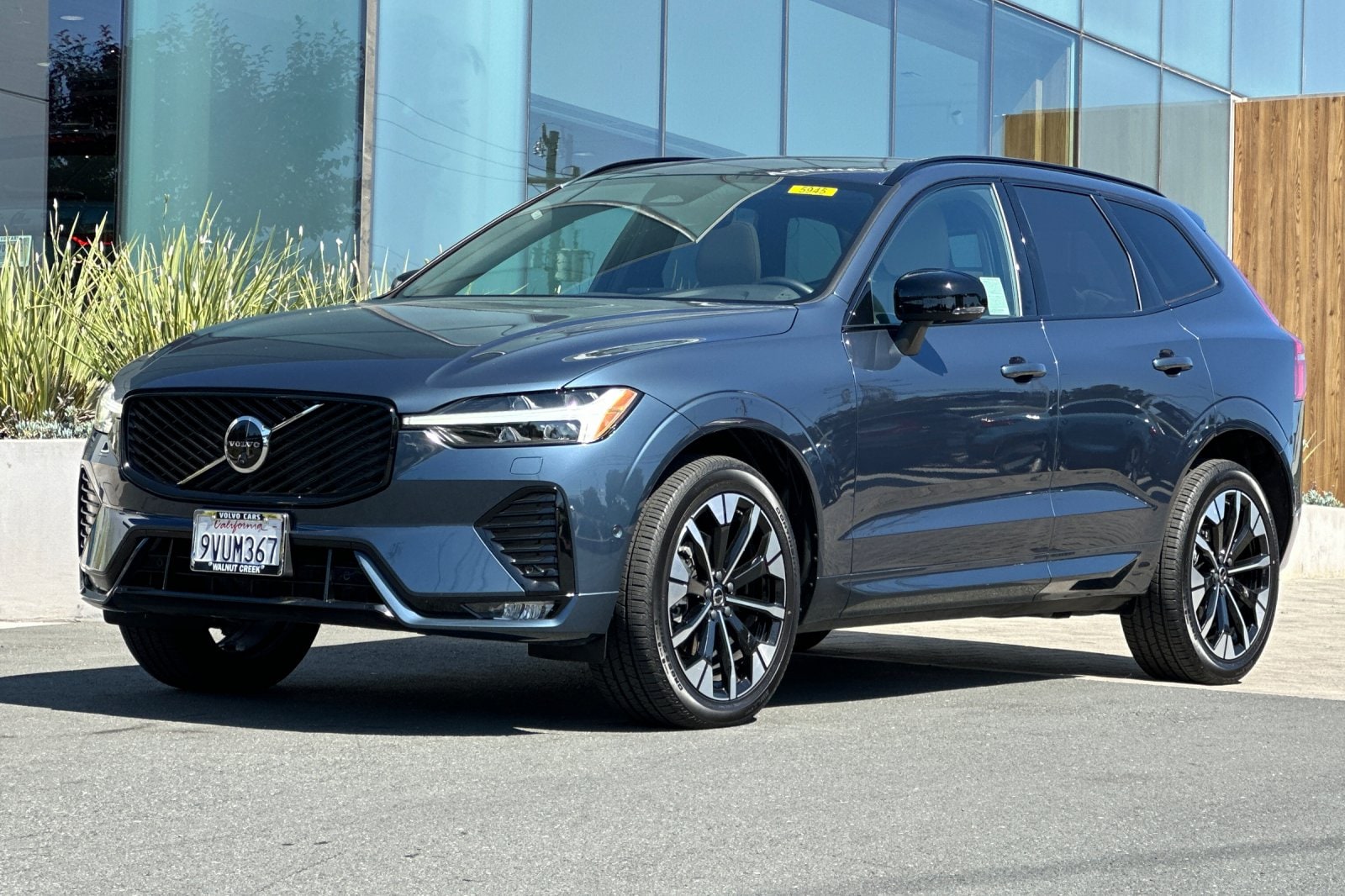 2026 Volvo XC60 Plus - Photo 8