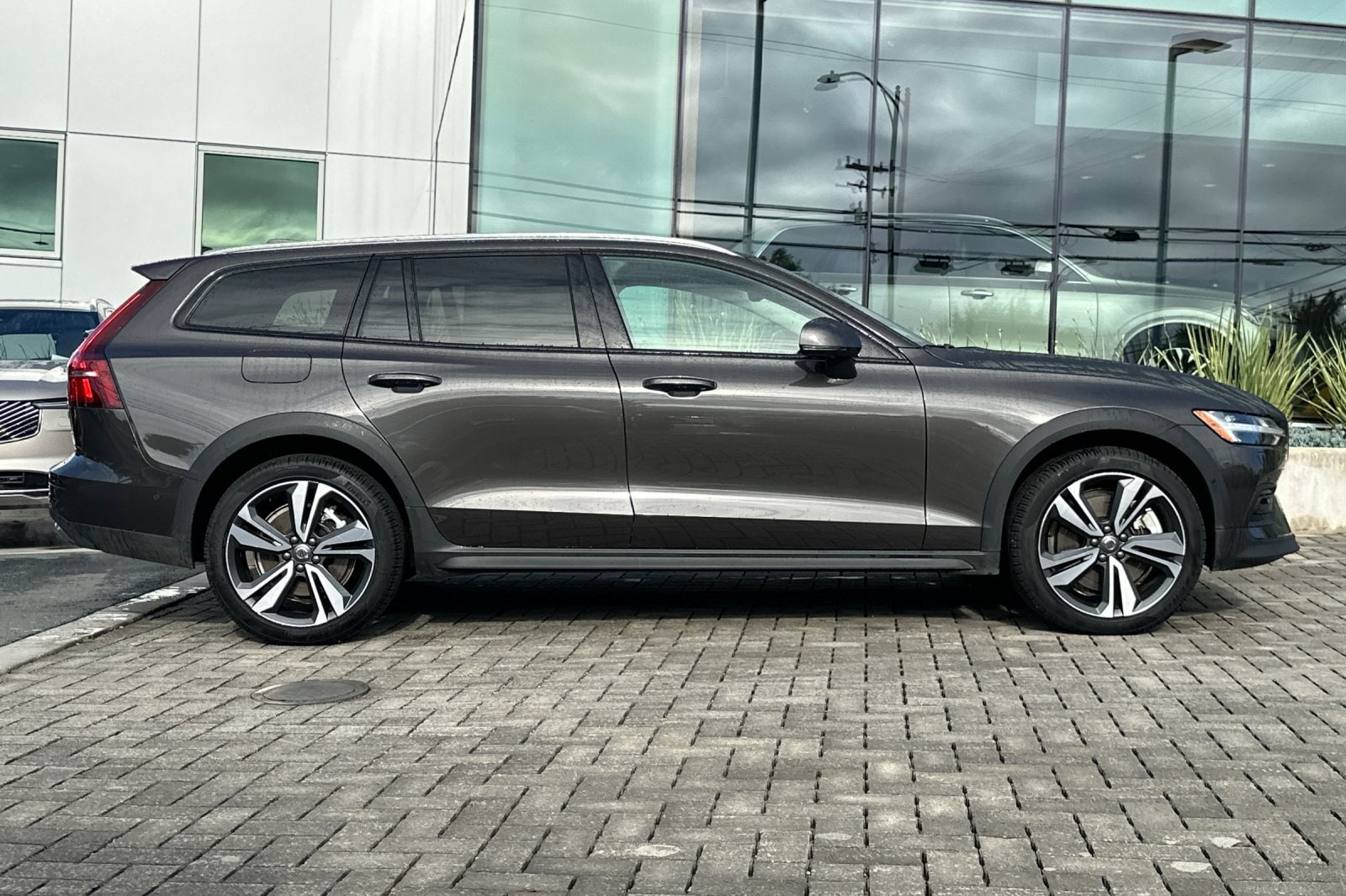 2025 Volvo V60 Cross Country B5 Plus photo 2