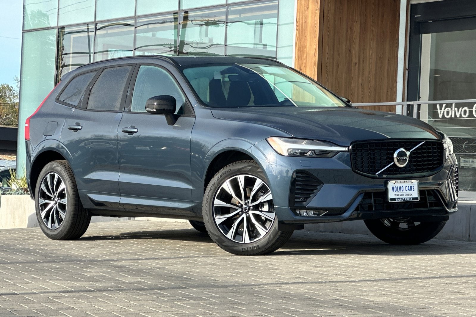 2025 Volvo XC60 Core - Photo 2