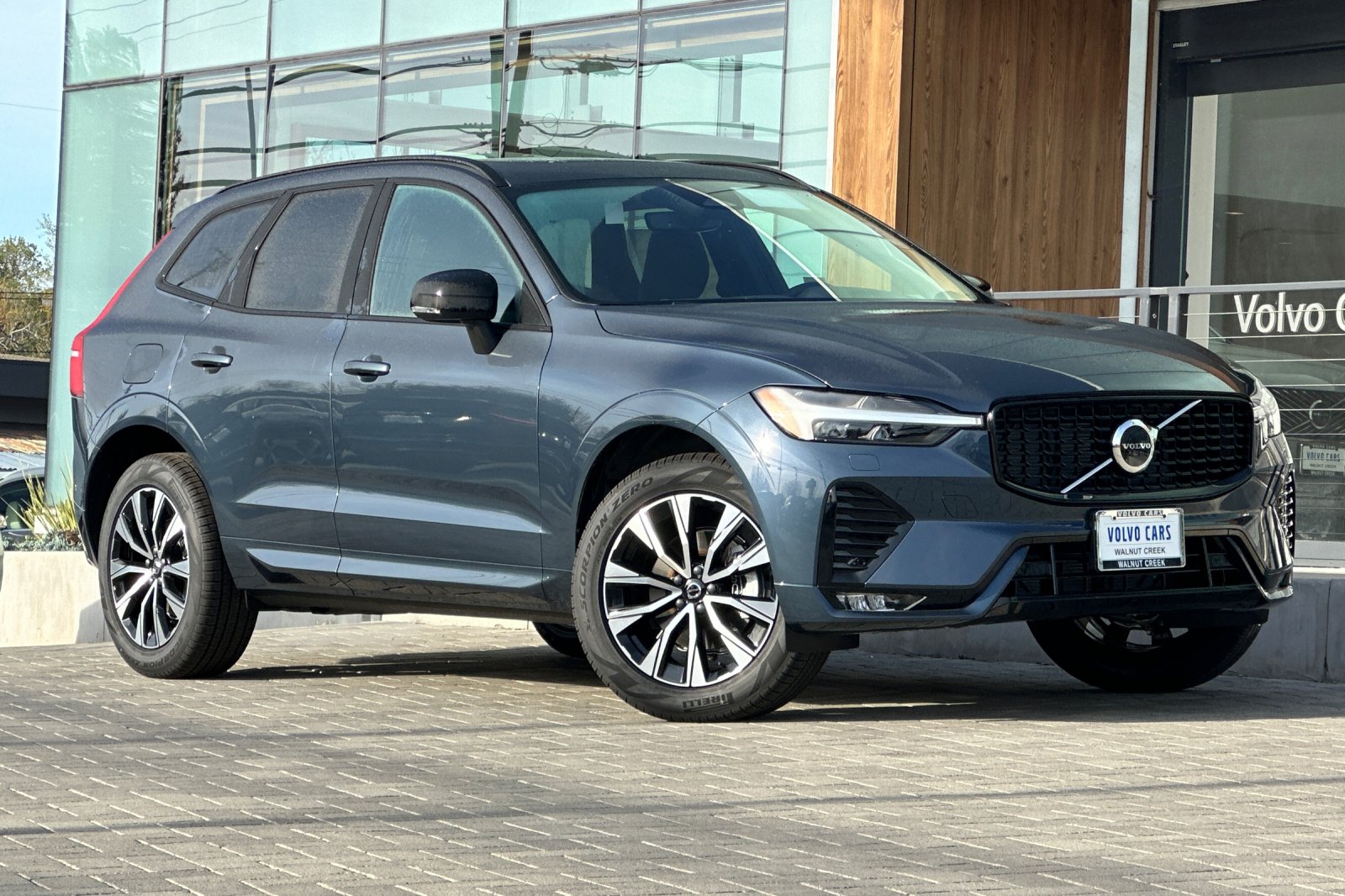 2025 Volvo XC60 B5 Core photo 2