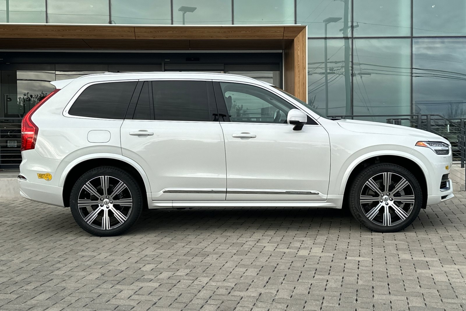 2023 Volvo XC90 Recharge Plug-In Hybrid Core Bright 7-Seater photo 2