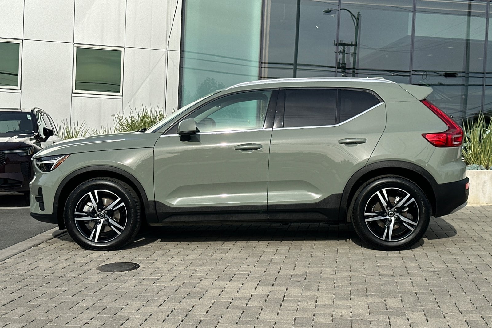 2025 Volvo XC40 B5 Core Bright Theme photo 6