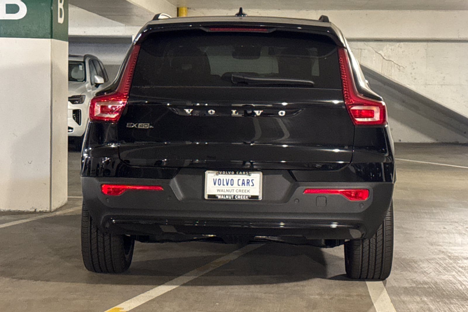 2025 Volvo EX40 Twin Motor Core photo 4