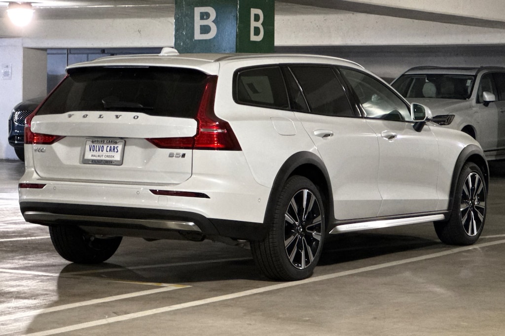 New 2025 Volvo V60 Cross Country B5 Ultra Wagon