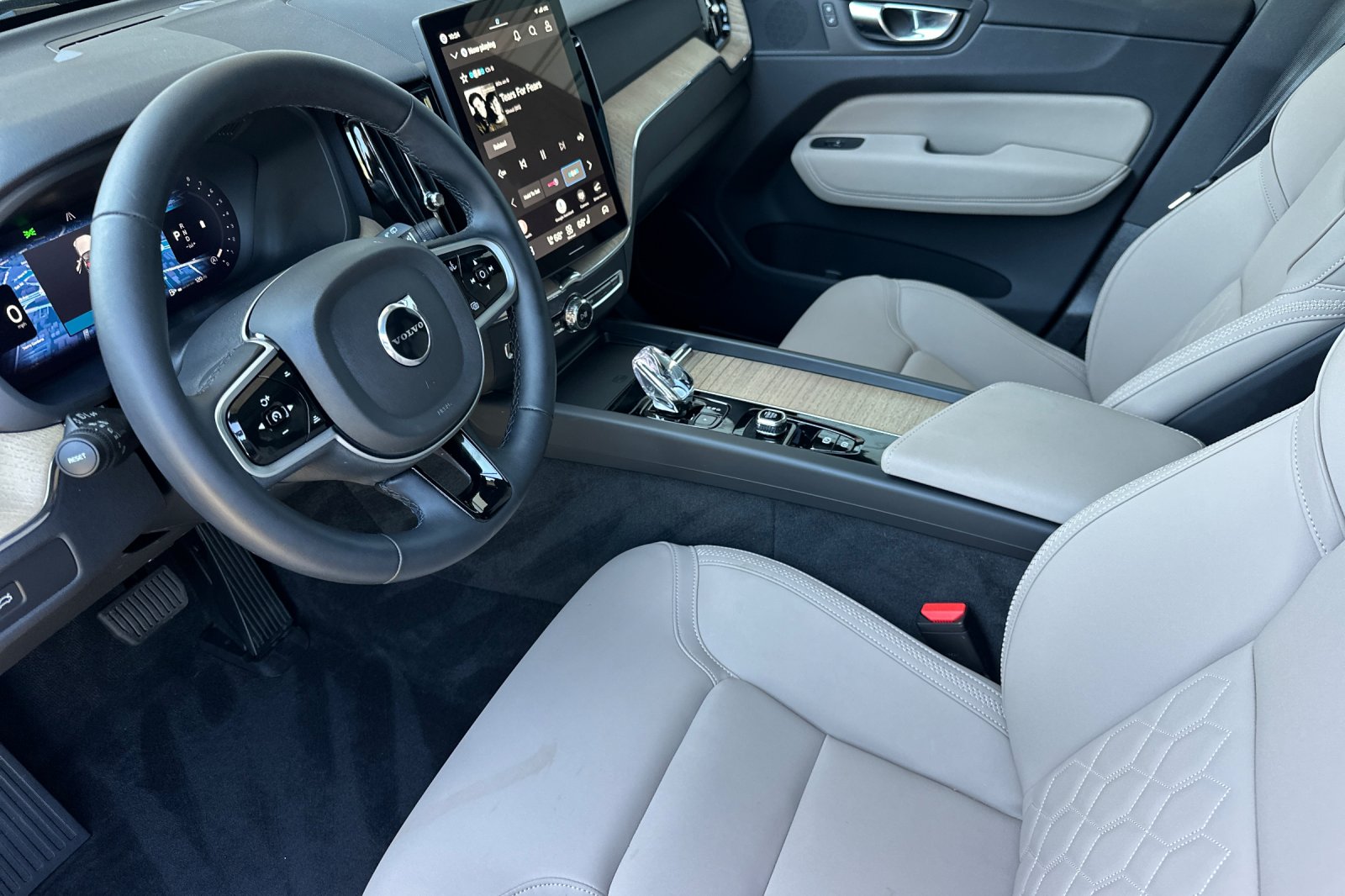 2026 Volvo XC60 Plus - Photo 10