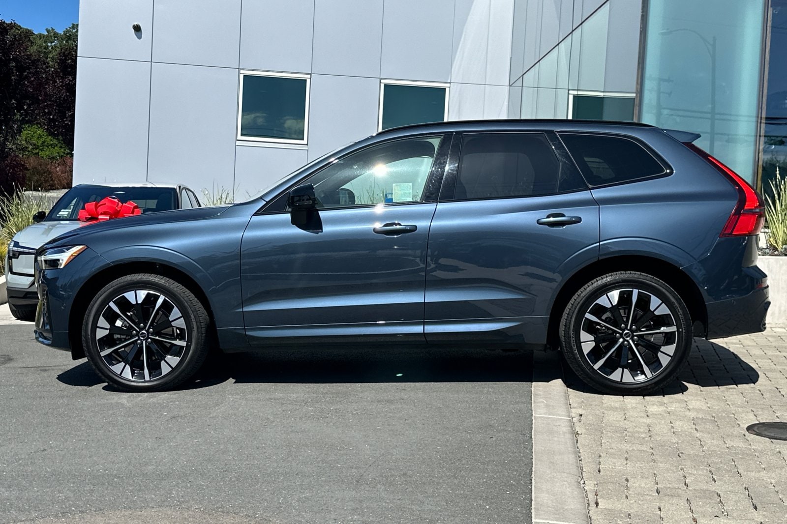 2026 Volvo XC60 Plus - Photo 7