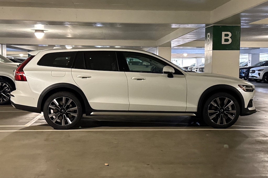 New 2025 Volvo V60 Cross Country B5 Ultra Wagon