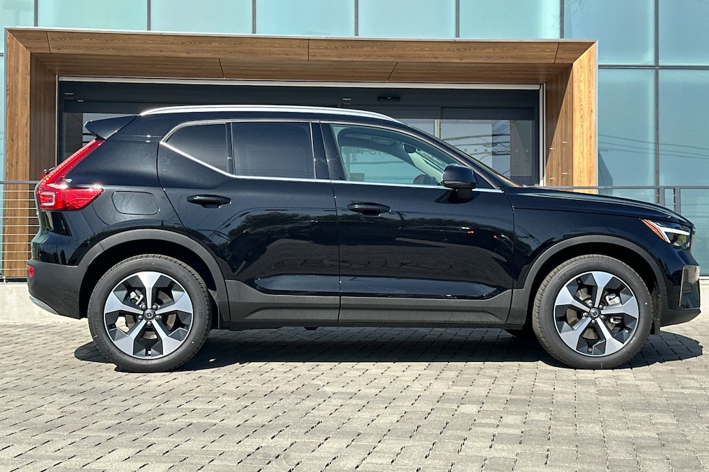 New 2025 Volvo XC40 B5 Core Bright Theme SUV