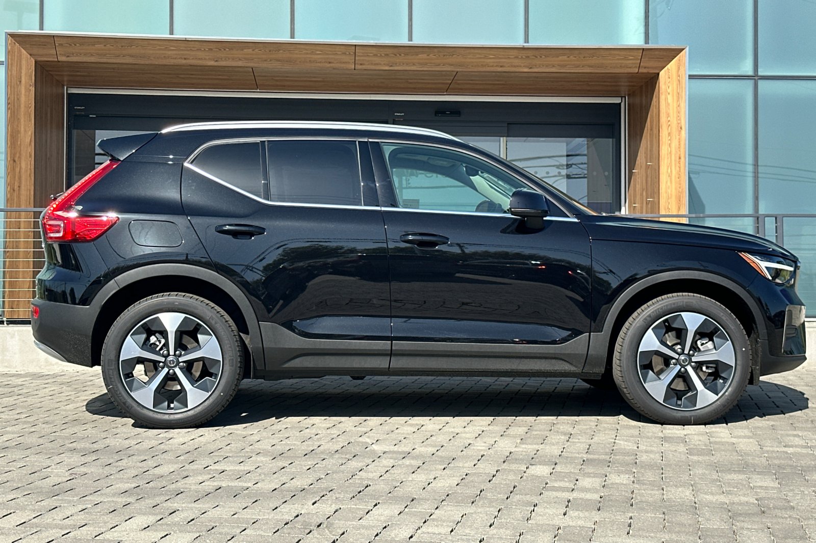 2025 Volvo XC40 Core photo 3