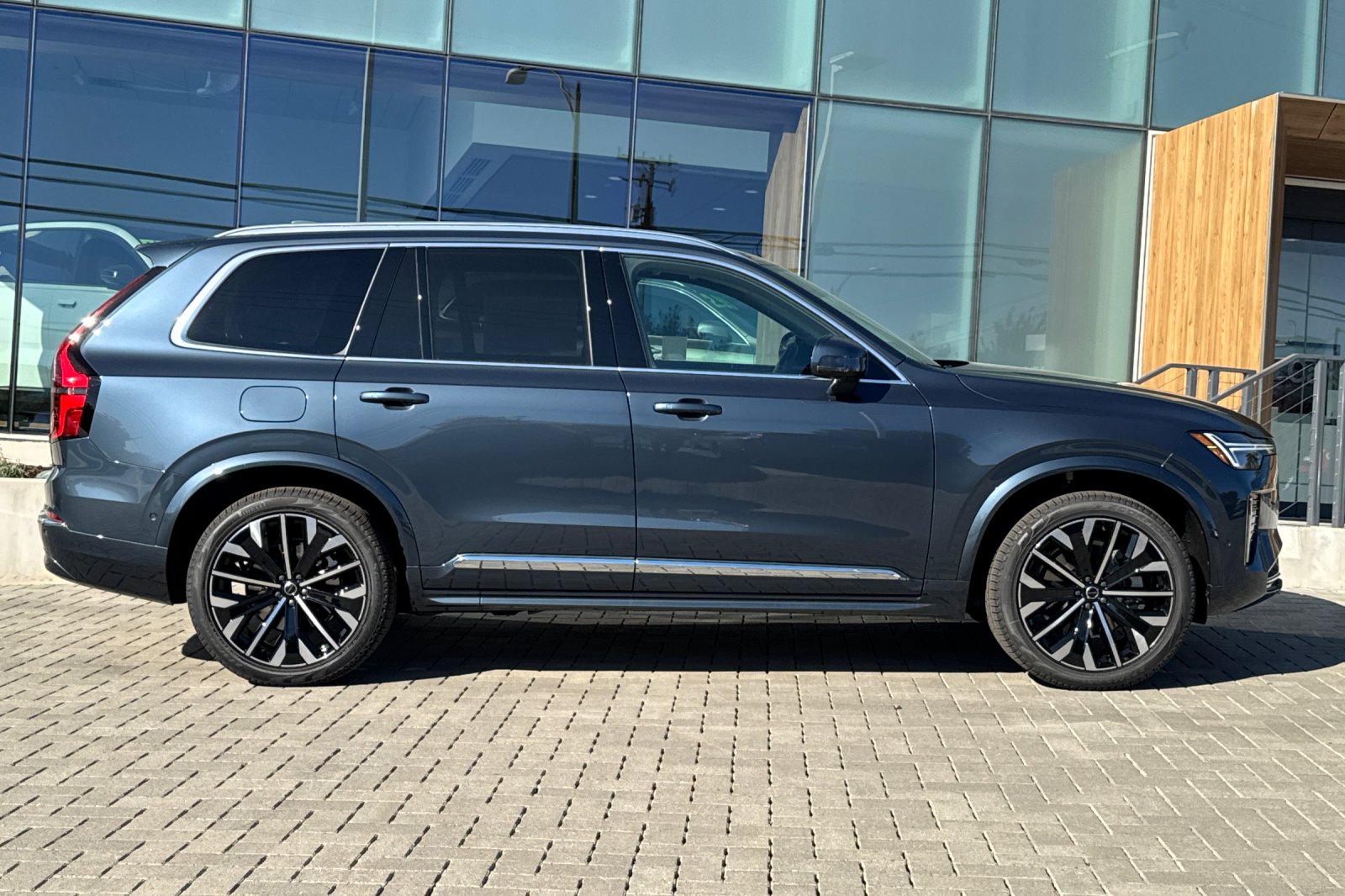 2026 Volvo XC90 B5 Plus photo 2