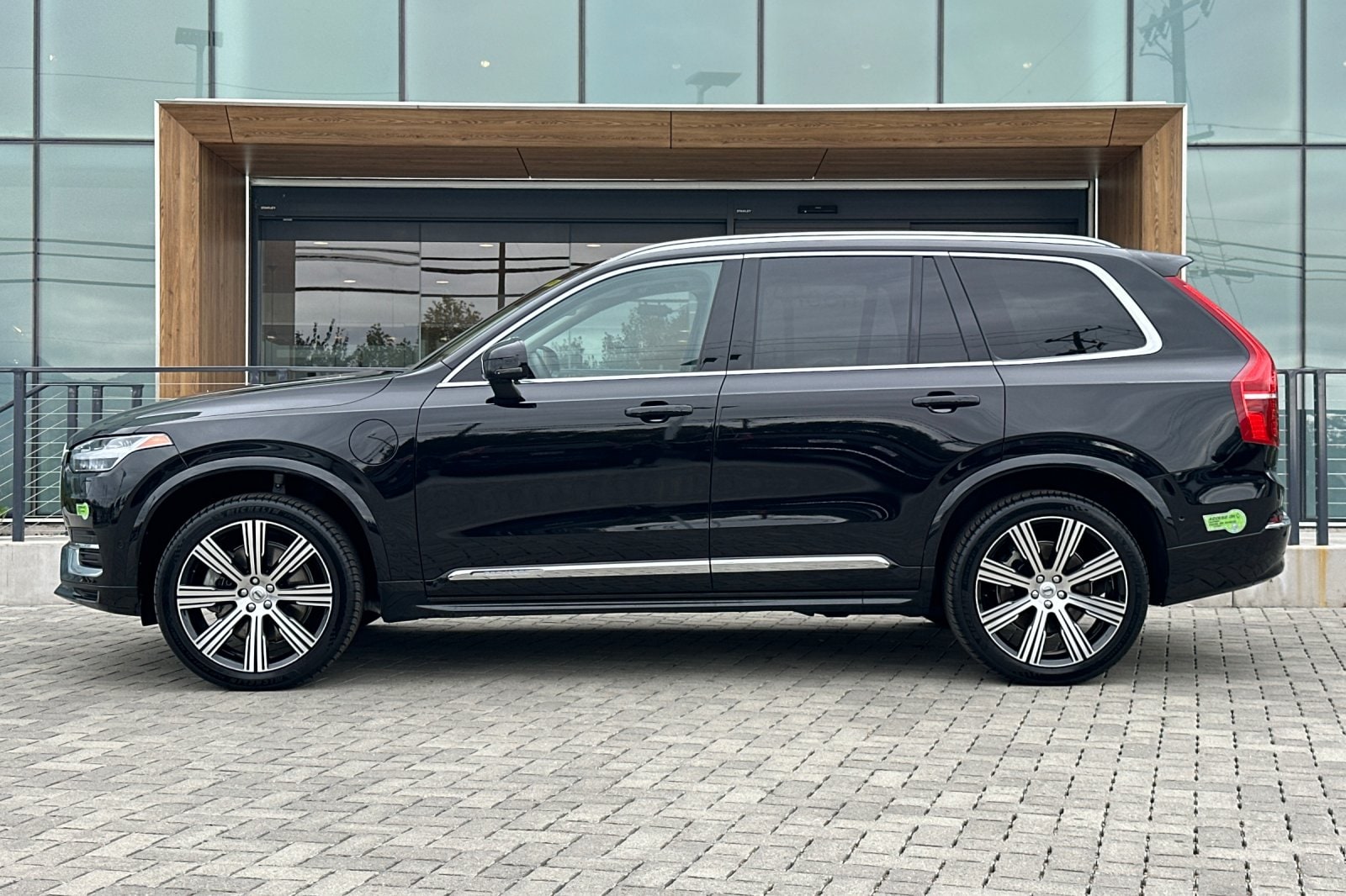 2023 Volvo XC90 Recharge Plug-In Hybrid Plus 6-Seater photo 3