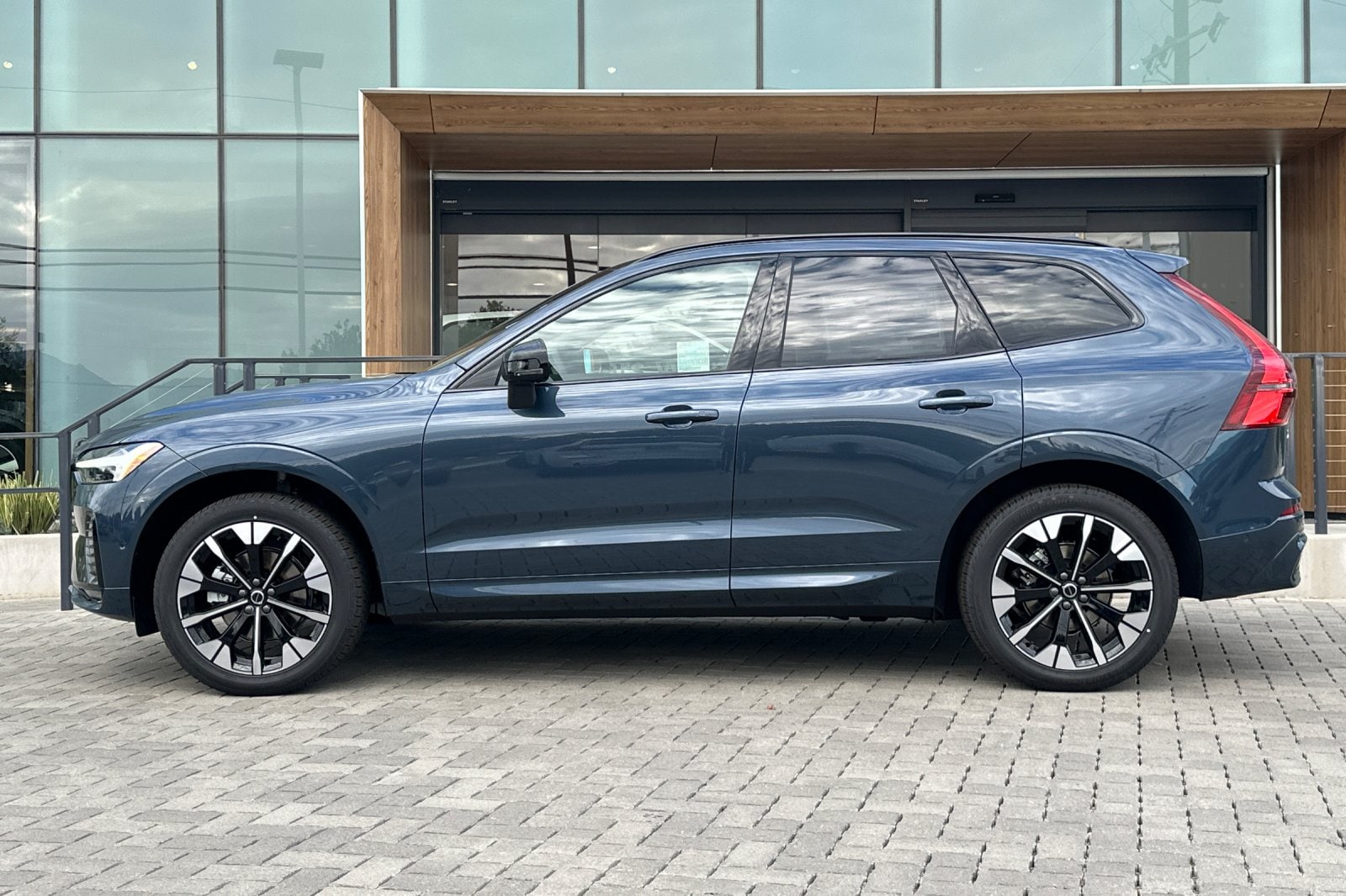 2026 Volvo XC60 Plus - Photo 7