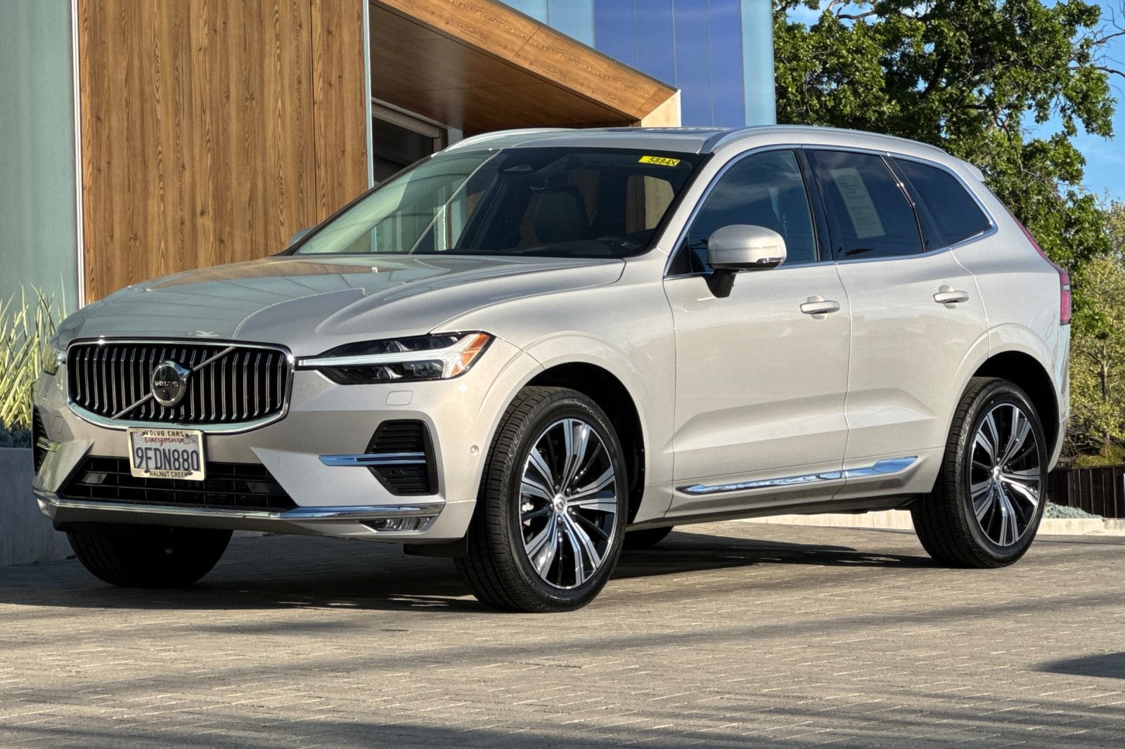 2023 Volvo XC60 B5 FWD Ultimate Bright photo 3
