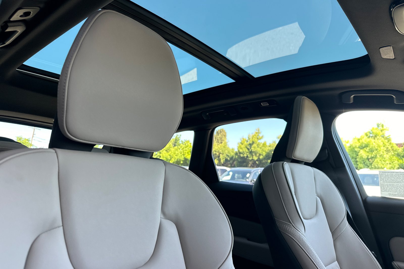 2026 Volvo XC60 Plus - Photo 17