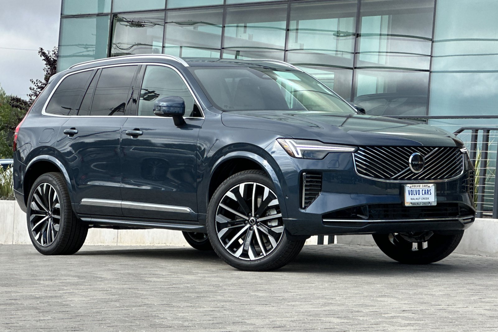 2026 Volvo XC90 Plus photo 2