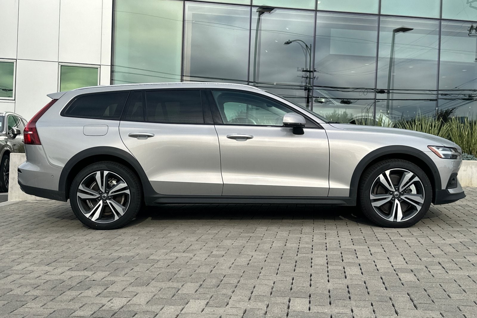 2025 Volvo V60 Cross Country B5 Plus photo 2