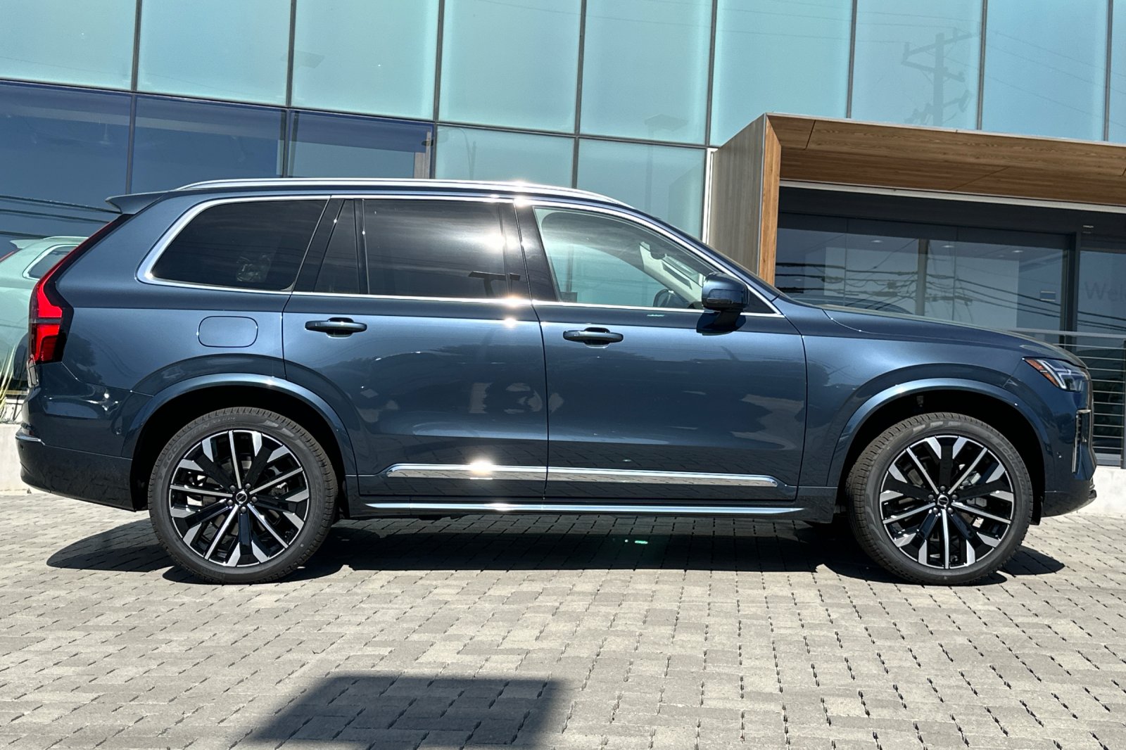 2025 Volvo XC90 Plus photo 3