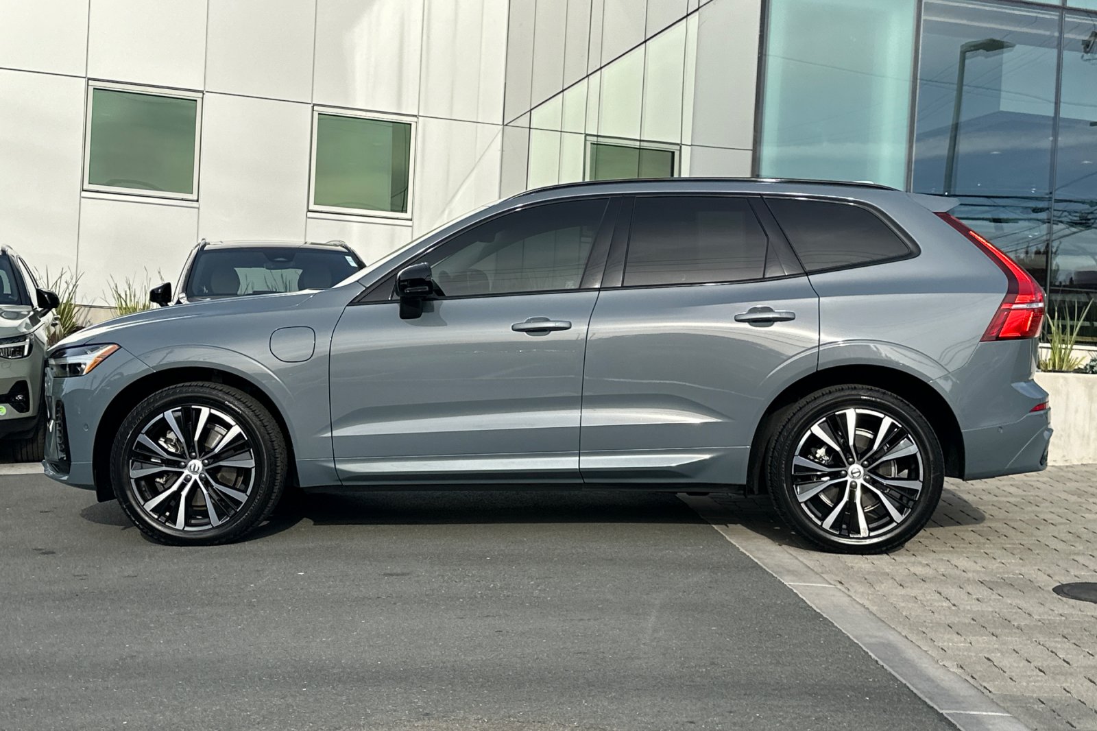 2023 Volvo XC60 Recharge Plug-In Hybrid Plus Dark photo 6